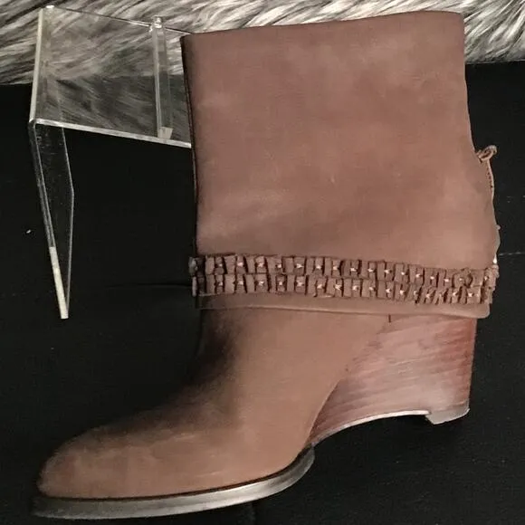 B. Makowski Brown Suede Ankle Boots 7M