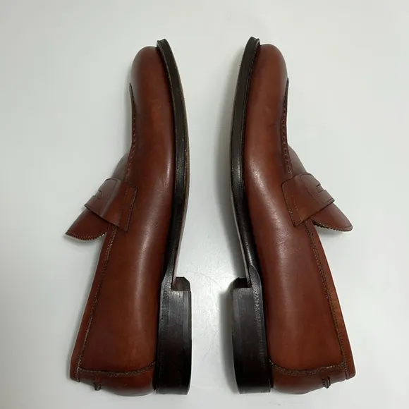Barneys New York Size‎ 8 brown leather penny loafers. Excellent used condition.