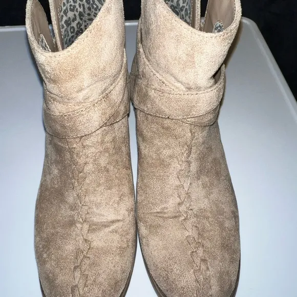 Billabong Ares Suede Booties Womens 7.5 NWOT