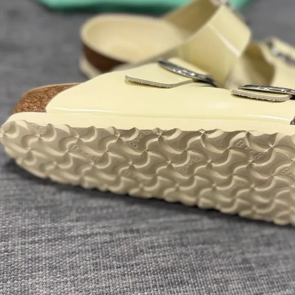 Birkenstock Arizona Big Buckle Sandals in High-Shine Butter Size 36 womens