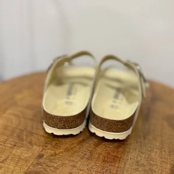 Birkenstock Arizona Big Buckle Sandals in High-Shine Butter Size 36 womens