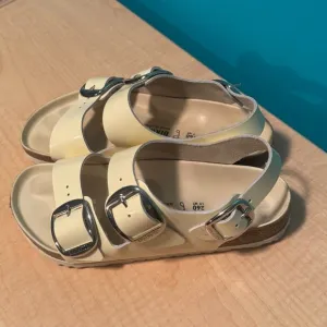 Birkenstock Big Buckle High Shine Sandals ~ butter ~ size 40