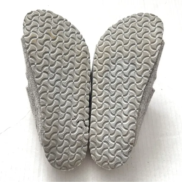 Birkenstock Kids Arizona Happy Lamb Wool Sandals- Gray- Size 33 (2-2.5)