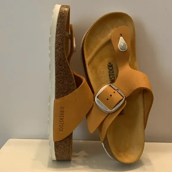 Birkenstocks Apricot Light Orange Gizeh Large Silver Buckle Sandals EU 38, L7 M5