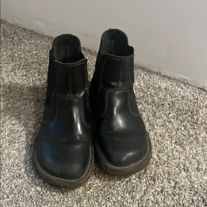 Black Leather Chelsea Boots with Elastic Panels