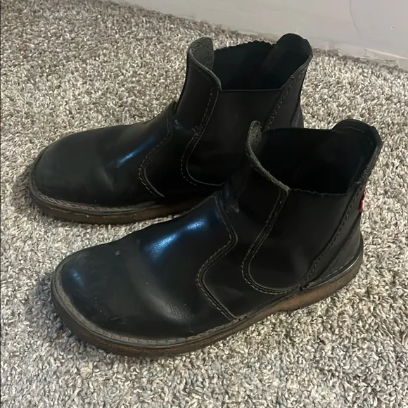 Black Leather Chelsea Boots with Elastic Panels