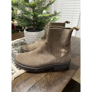 Blondo Hallie boots size 8.5 beige tan