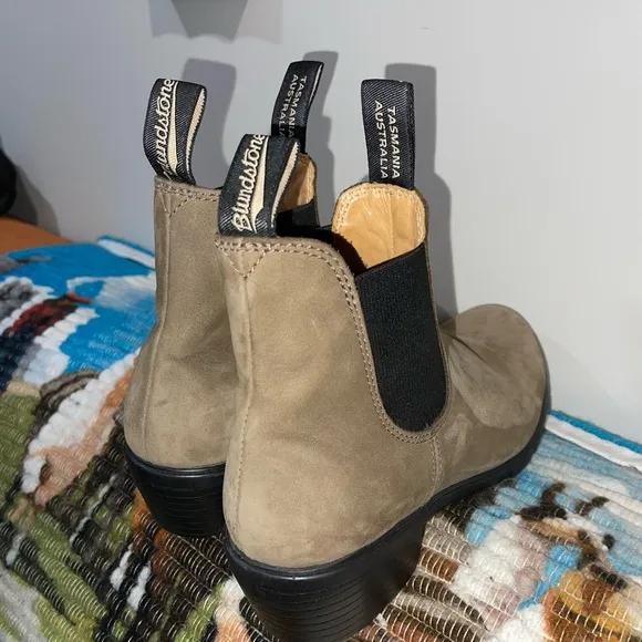 Blundstone Suede Chelsea Boots
