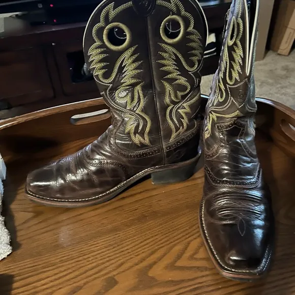 Boots Ariat Black Leather Cowboy Boots- 11EE with carry case