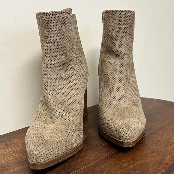 Boots, suede indigo rd. Size 8M. Tread great, no stains or bad spots. Pull on.