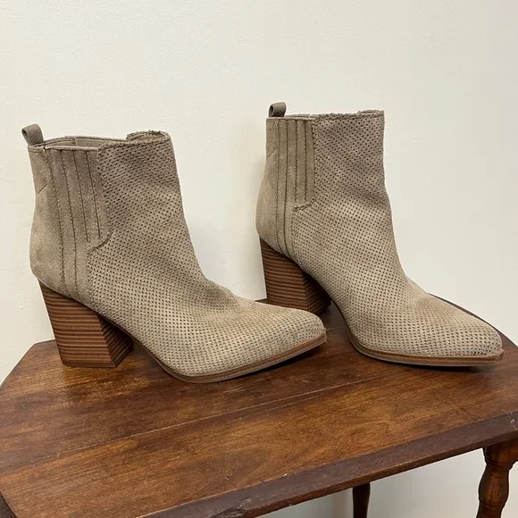 Boots, suede indigo rd. Size 8M. Tread great, no stains or bad spots. Pull on.