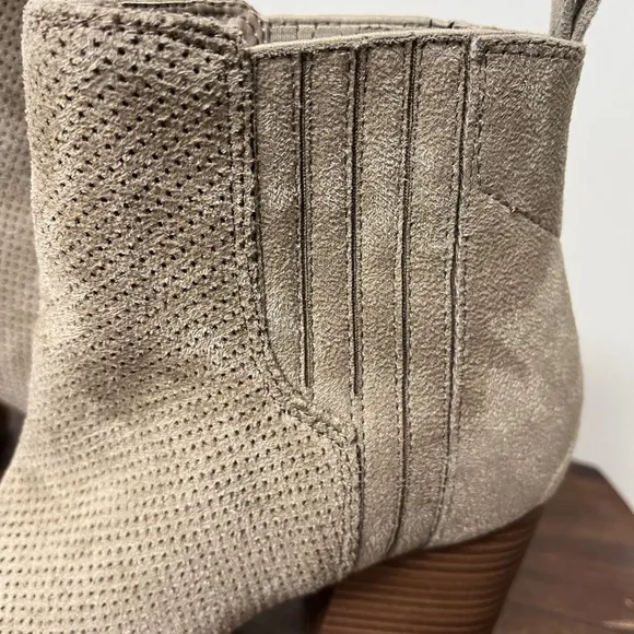 Boots, suede indigo rd. Size 8M. Tread great, no stains or bad spots. Pull on.