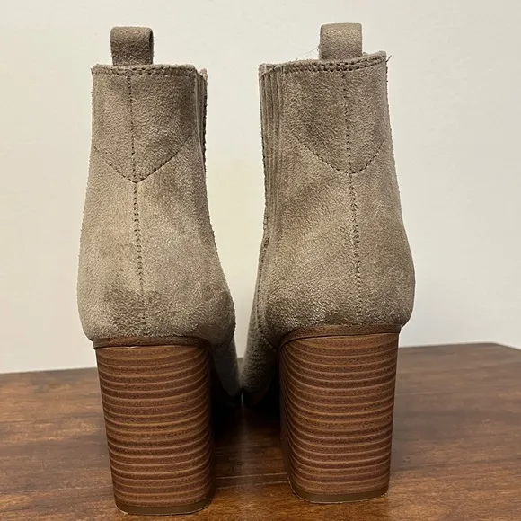 Boots, suede indigo rd. Size 8M. Tread great, no stains or bad spots. Pull on.