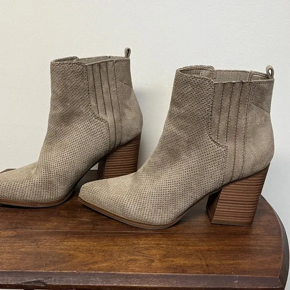 Boots, suede indigo rd. Size 8M. Tread great, no stains or bad spots. Pull on.