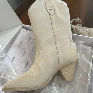 Brand new GUESS women’s boots