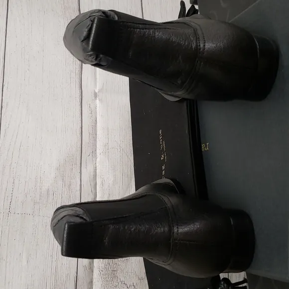BRAND NEW IN BOX WOMENS LEATHER BOOTS