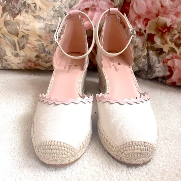 Brand New Kate Spade Cream Canvas Espadrille Wedge Heels Scalloped Leather Trim
