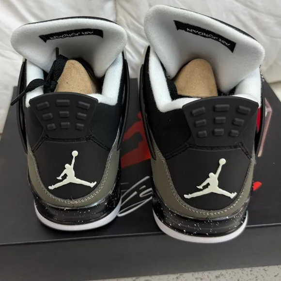 Brand new never worn Retro 4 Sneakers -‎ Black, Gray, and White