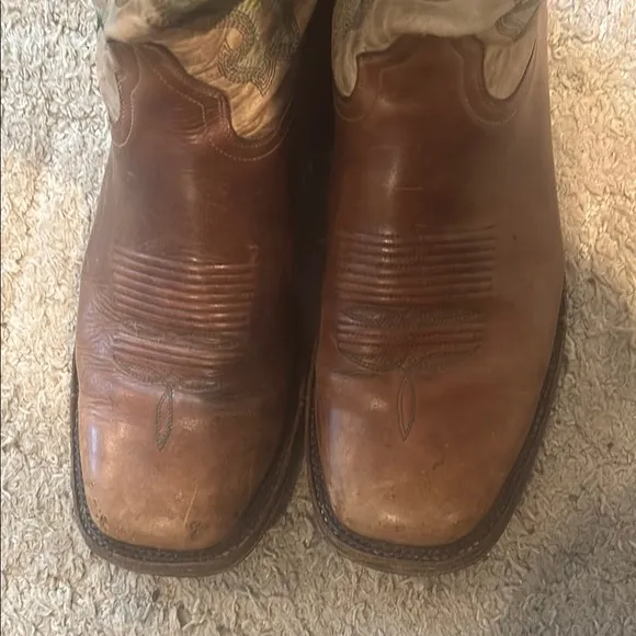 Brown Leather Western Boots with Square Toe and Classic Stitching