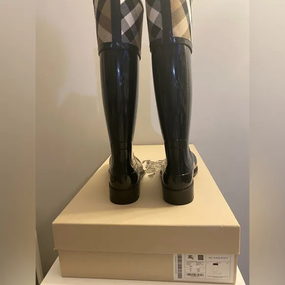 Burberry classic rain boots