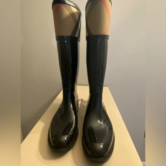 Burberry classic rain boots