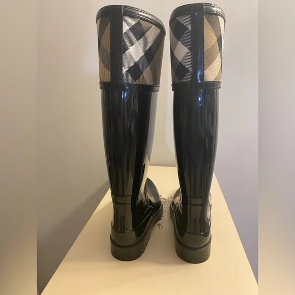 Burberry classic rain boots