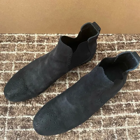 Burberry men’s black suede Chelsea boots