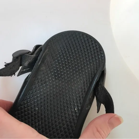 Chaco’s black classic Zong Ecotread sandals (9)