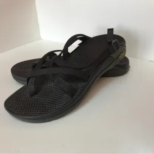 Chaco’s black classic Zong Ecotread sandals (9)
