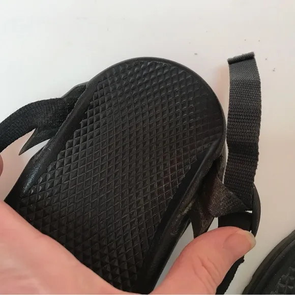 Chaco’s black classic Zong Ecotread sandals (9)