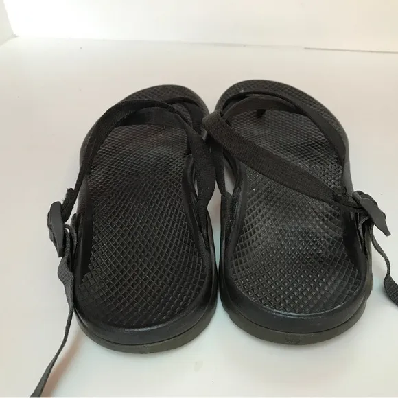 Chaco’s black classic Zong Ecotread sandals (9)