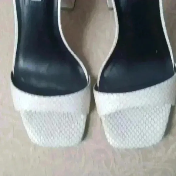 𝅺CHELSEA &amp; Violet  Women's Sandals