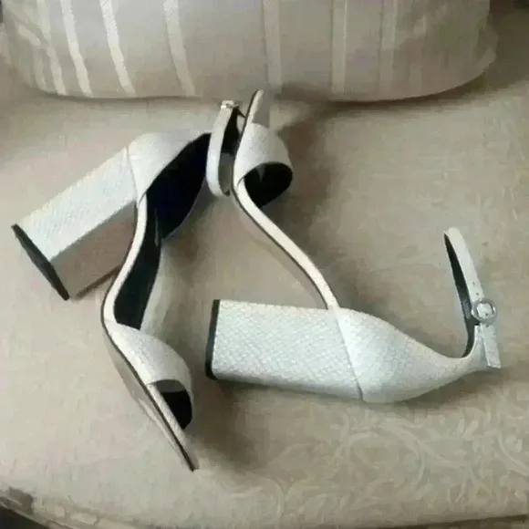 𝅺CHELSEA &amp; Violet  Women's Sandals