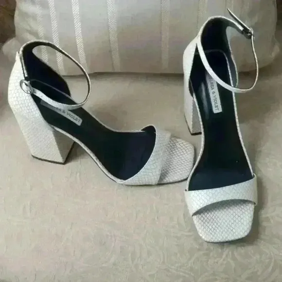 𝅺CHELSEA &amp; Violet  Women's Sandals