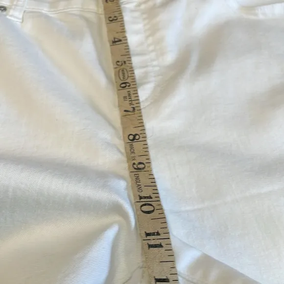 Chico’s Straight Crop Classic Rise White Jeans Size 8.