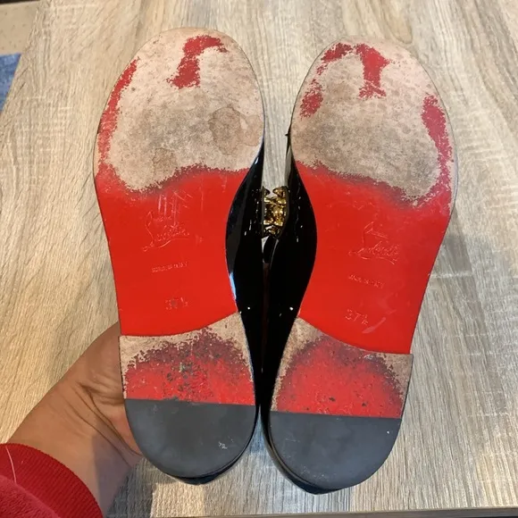 CHRISTIAN LOUBOUTINOctavian Flat black patent loafer size 37.5 •flaw