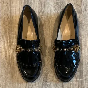 CHRISTIAN LOUBOUTINOctavian Flat black patent loafer size 37.5 •flaw