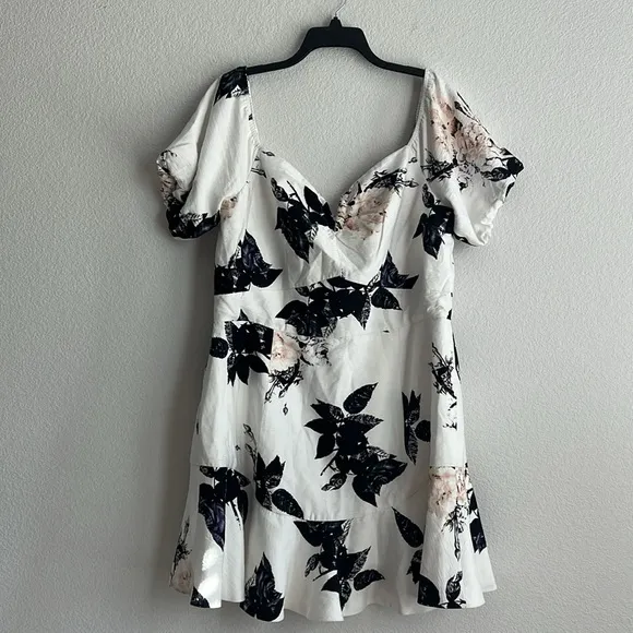 City Chic Aria Floral Dress in Cream, NWT, Size M/18