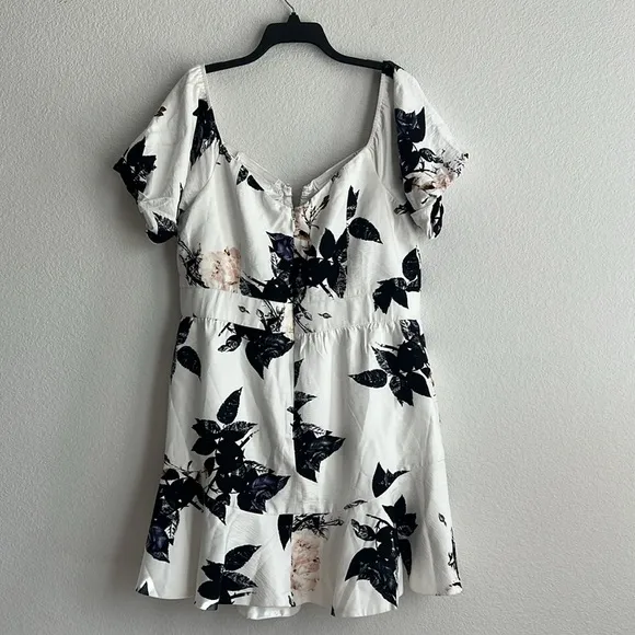 City Chic Aria Floral Dress in Cream, NWT, Size M/18