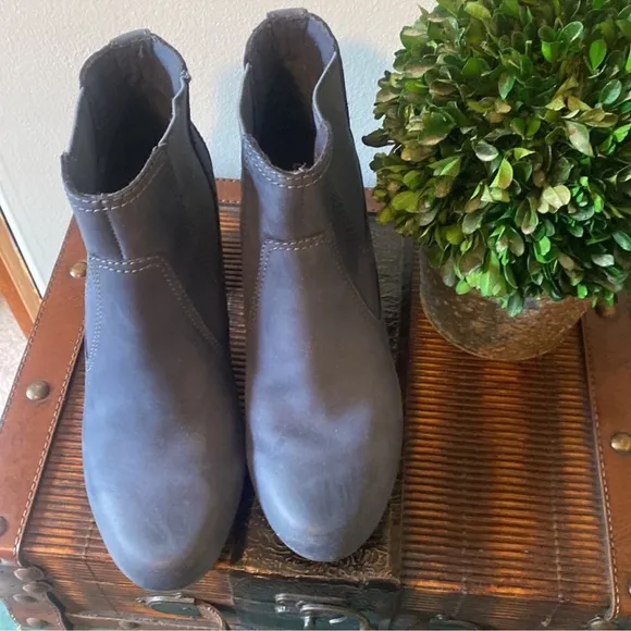 Clarks Bendable Genuine Suede Leather Navy Heeled Ankle Boots