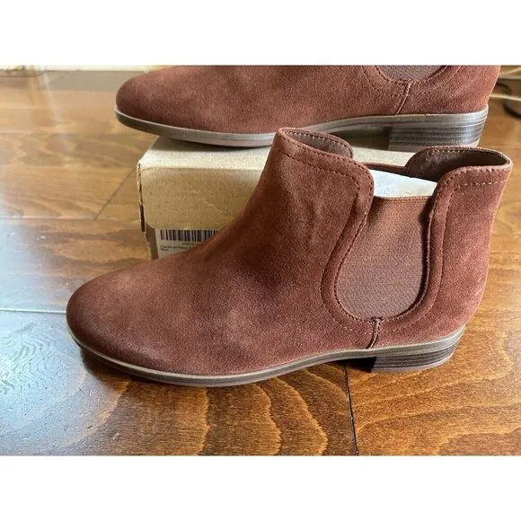 Clarks Women's 6.5 M Trish Chelsea Suede Mahogany Fall Ankle Boots NEW
