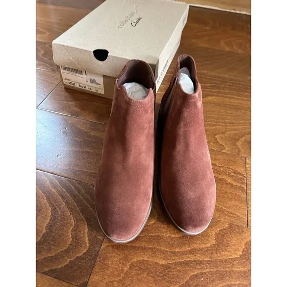 Clarks Women's 6.5 M Trish Chelsea Suede Mahogany Fall Ankle Boots NEW