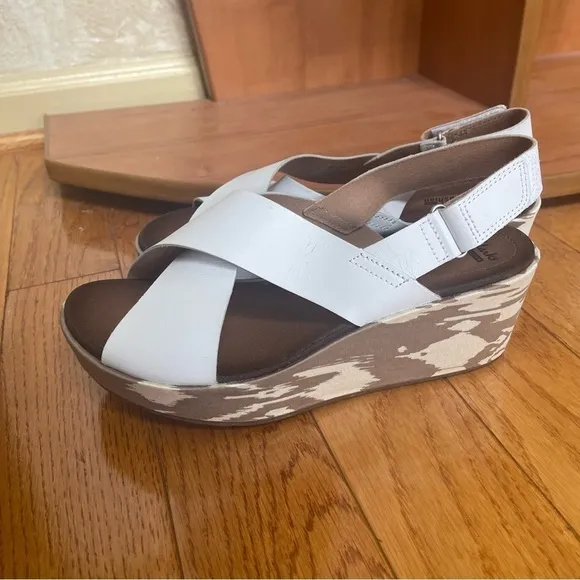 Clarks Womens Stasha Hale 4 Size 9 Wide Leather Wedge Strap Sandals White Aztec