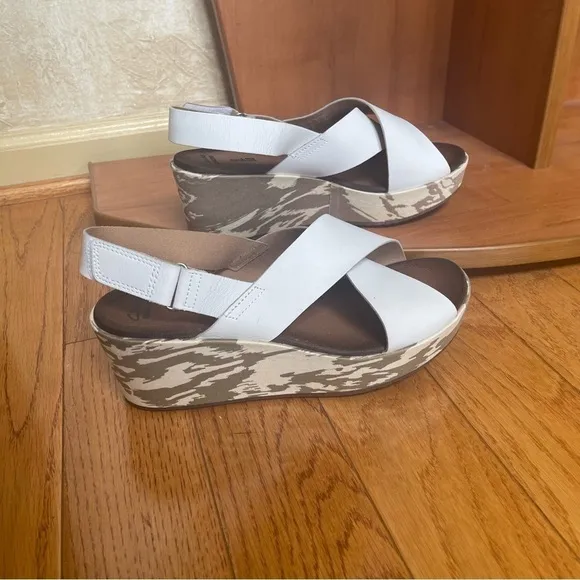 Clarks Womens Stasha Hale 4 Size 9 Wide Leather Wedge Strap Sandals White Aztec