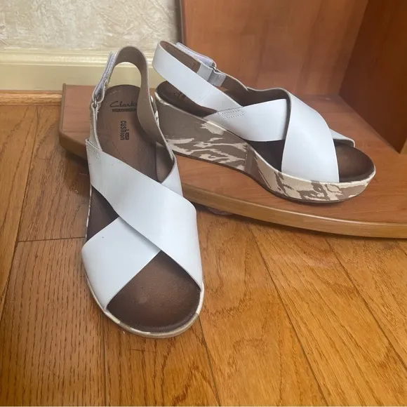 Clarks Womens Stasha Hale 4 Size 9 Wide Leather Wedge Strap Sandals White Aztec