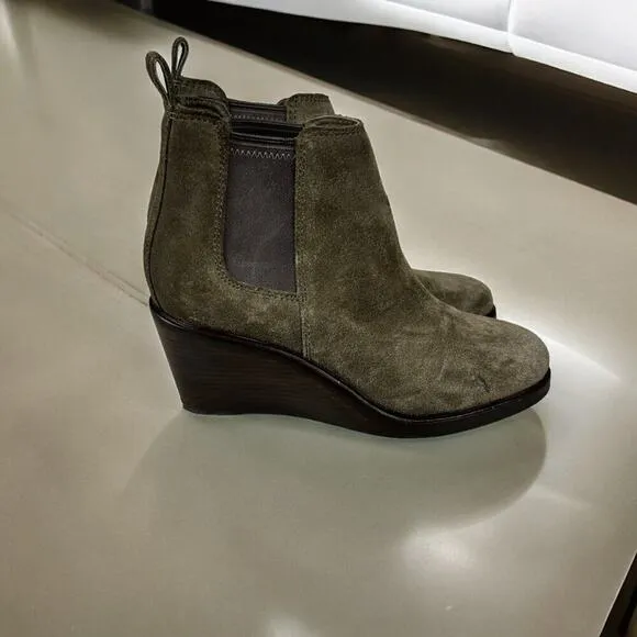 Clarks Women's Sz 8 Clarkdale Green Suede Leather Wedge Ankle Boots