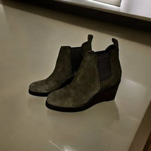 Clarks Women's Sz 8 Clarkdale Green Suede Leather Wedge Ankle Boots