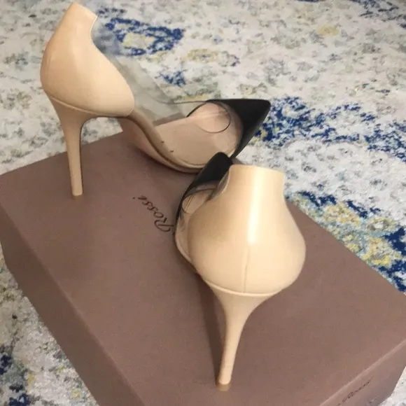 Classic Gianvito Rossi plexiglass nude/black