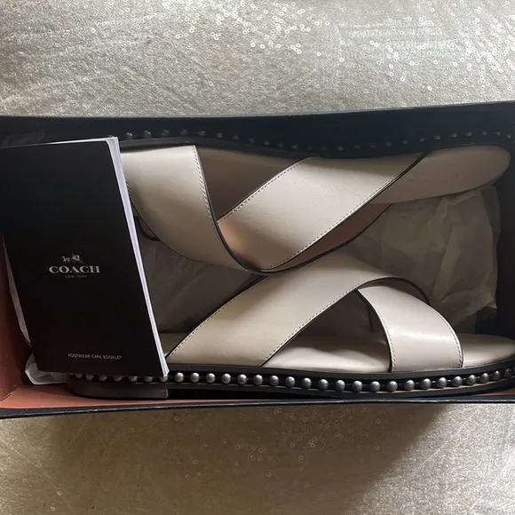 COACHHailey Flat Leather Sandals off white 8.5 NIB