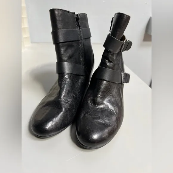 COMFORTIVA black buckle boots sz8